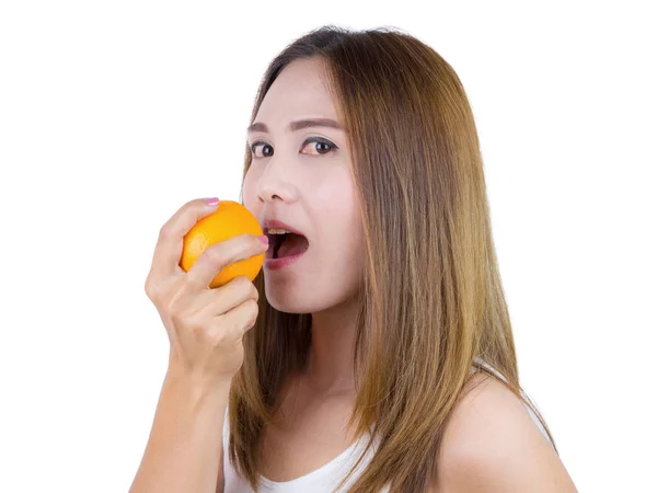 Mujer asiática vestida con camisa blanca y comer naranja, aislado sobre fondo blanco. Concepto de comida saludable . —  Fotos de Stock