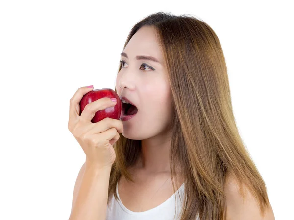 Mulher asiática vestindo camisa branca e comer maçã, isolado em fundo branco. Conceito de alimentação saudável . — Fotografia de Stock