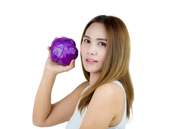 Asiatisk kvinna håller purpurkål, isolerad på vit bakgrund. Hälsosam matkoncept. — Stockfoto