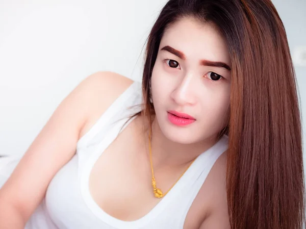 Porträtt av asiatisk kvinna i vit vest, på hennes säng, uttrycker idén med brustet hjärta och sorg. hopplös och väntar, koncept. — Stockfoto