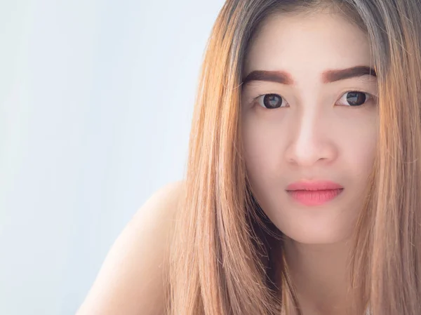 Portrait de femme asiatique en gilet blanc, exprimant l'idée de cœur brisé et de tristesse. désespéré et attendre, concept . — Photo