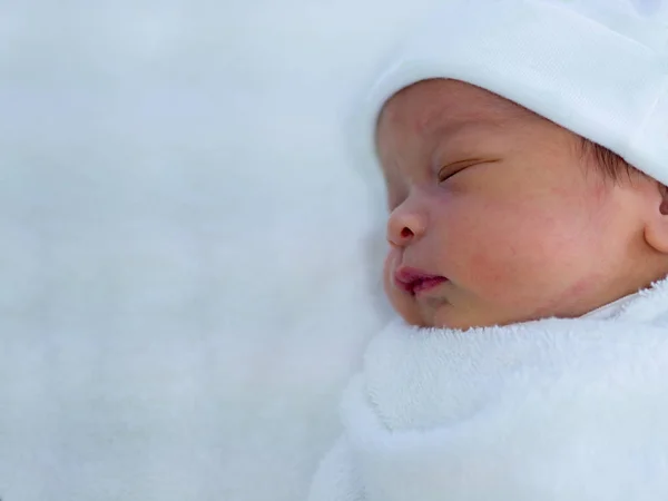 Bebé recién nacido durmiendo en una manta. en un hospital . — Foto de Stock