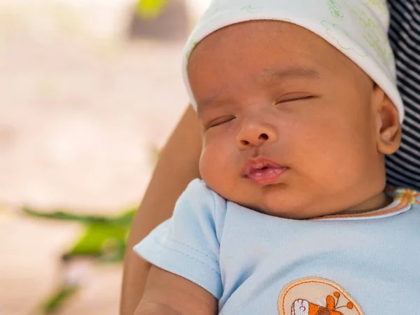 Primer plano, asiático recién nacido durmiendo en los brazos de la madre . — Foto de Stock