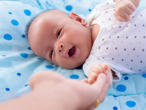 Asiático recién nacido bebé sonriendo y sostener uno manos su madre . — Foto de Stock