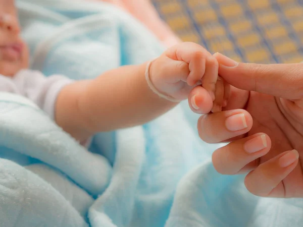 Bebé tomar una de las manos de su madre. El amor de un concepto de madre . — Foto de Stock