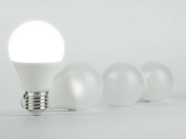 LED ampul açmak ve kapatmak, beyaz arka plan üzerinde. Kazanan-in iş kavramı.