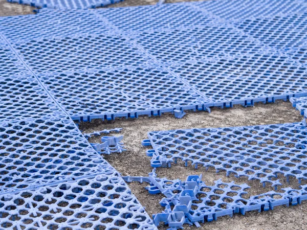 Campo da calcio in plastica. E c'è una frattura . — Foto Stock