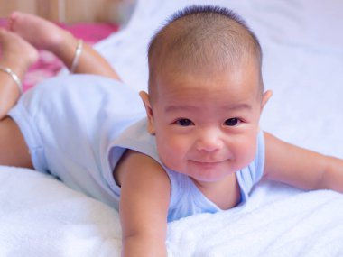 Beyaz yatak mide Asya bebek yalan.