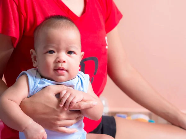 Primer plano, Bebé asiático en brazos de madre . — Foto de Stock