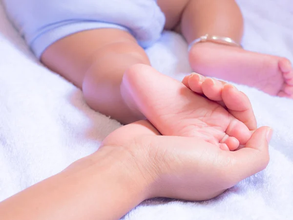 Pies de bebé en manos de madre. Amor de la madre por el concepto del bebé . — Foto de Stock
