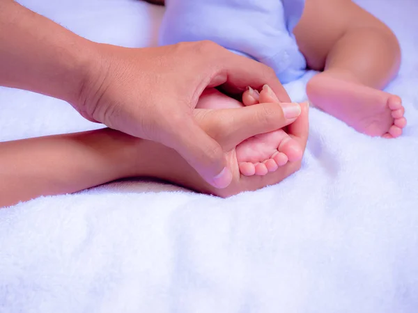 Pies de bebé en la mano de los padres. La familia es amor por el concepto del bebé . — Foto de Stock