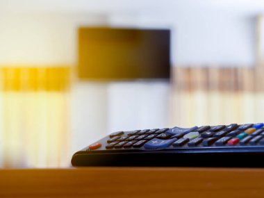 Uzaktan kumanda Tv masada toplantı odasında. Işık parlaması.