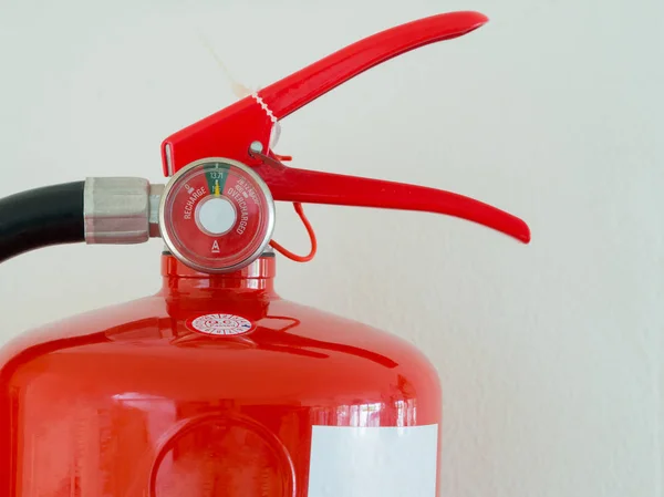 Cerca, medidor completamente cargado en extintor rojo del fuego . — Foto de Stock