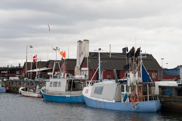 Barcos de pesca en el puerto de Dragor en Dinamarca — Foto de Stock