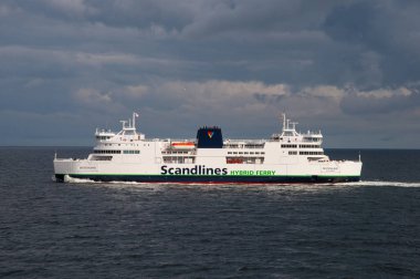 Fehmarn kemer Almanya ve Danimarka - 14 Nisan 2017 arasında. Scandlines yelken bir yaz gününde feribot