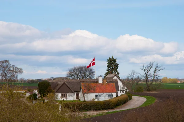 Ancienne ferme danoise dans la campagne danoise — Photo