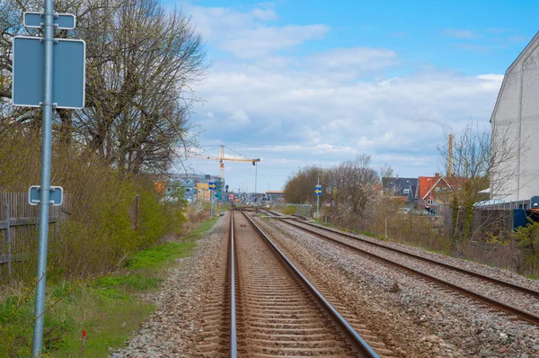 Ferroviária através da cidade de Koge, na Dinamarca — Fotografia de Stock