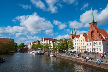 Lubeck, Almanya - 25 Mayıs 2017. yerli halk ve turistler güneşin tadını