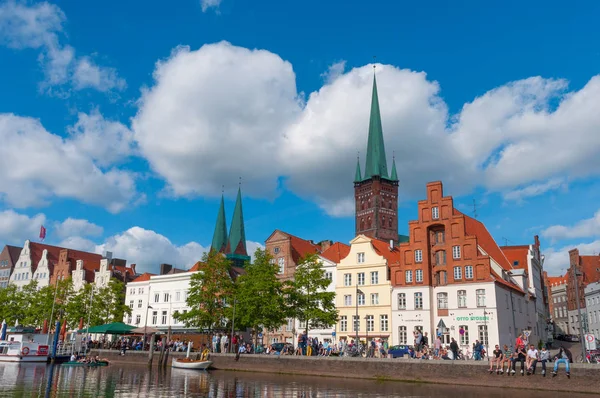 Lubeck, Almanya - 25 Mayıs 2017. yerli halk ve turistler güneşli gün zevk