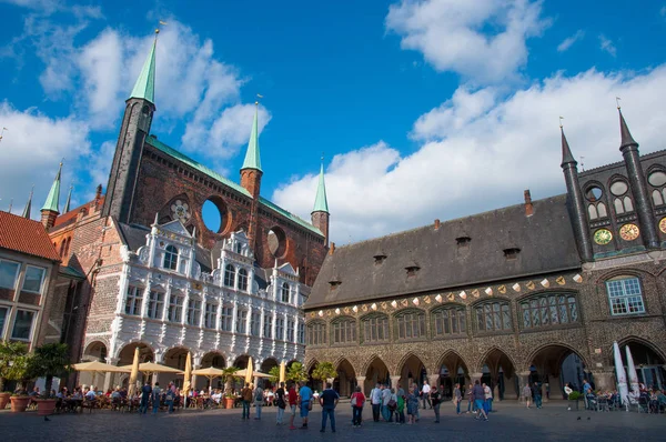 Lubeck, Alemania - 25 de mayo. 2017. turistas viendo el ayuntamiento de Lubeck — Foto de Stock