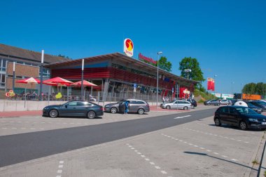 Bisbingen, Almanya - 26 Mayıs. 2017. Alman Autobahn üzerinde mola