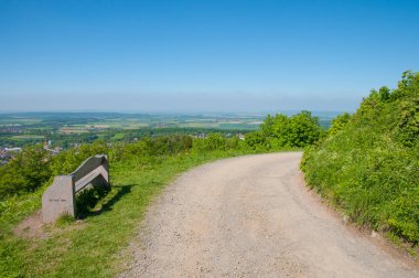 Yol ve tezgah Almanya'da Burgberg dağın zirvesinde
