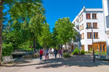 Bad Harzburg, Almanya - 26 Mayıs. 2017. yılında kasaba, Bad Harzburg Almanya'da insanlar yürürken, insanlar