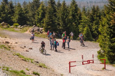 Harz, Almanya - 27 Mayıs. 2017. insanlar yürüyüş ve Brocken dağın tepesine doğru bisikleti