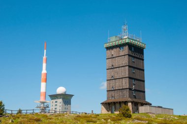 Kuleleri Almanya Harz Ulusal Parkı içinde Brocken dağın zirvesinde