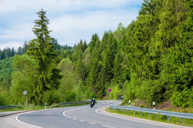 Almanya Harz dağlarında ormanda sürme motosiklet sürücüsü