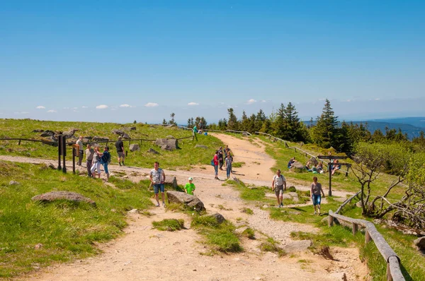 Brocken, Németország - május 27-én. 2017. turista élvezi a kilátást a Brocken hegy tetején — Stock Fotó