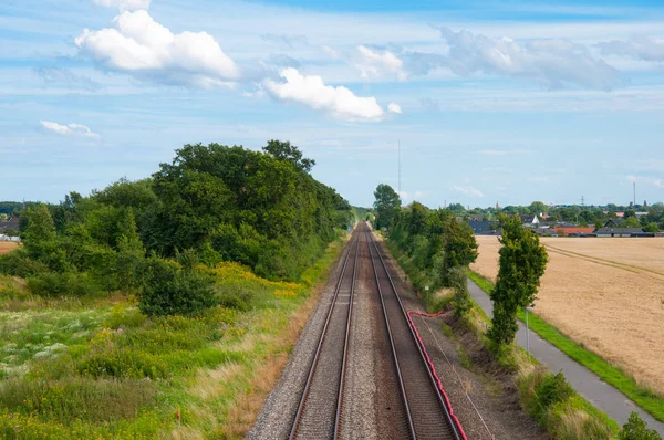 볼 딩 보 그 도시 근처 덴마크 시골에 있는 철도 — 스톡 사진