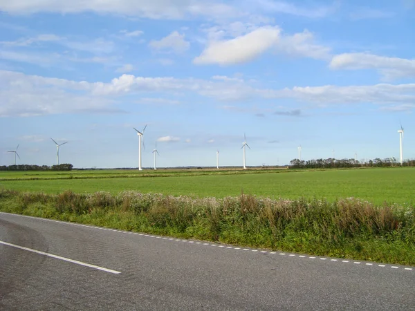 Vindkraftverk på ett danska fält — Stockfoto