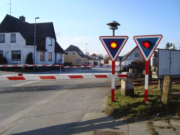 Overschrijding van de spoorweg in de stad van Tylstrup in Denemarken — Stockfoto