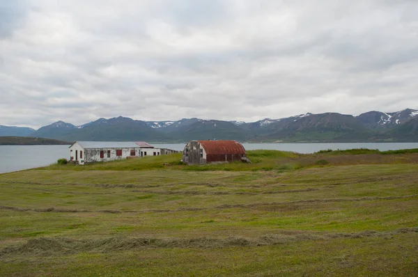 İzlanda'daki Hrisey Adası üzerinde bina terk