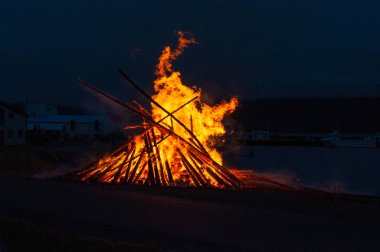 ada Hrisey İzlanda'daki ateşin ortasına