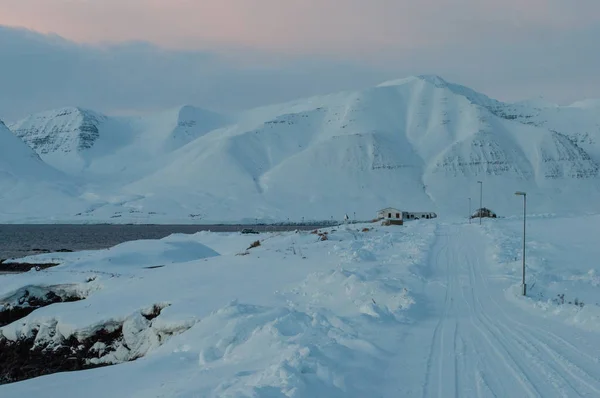 Snöiga vägen på den isländska landsbygden — Stockfoto