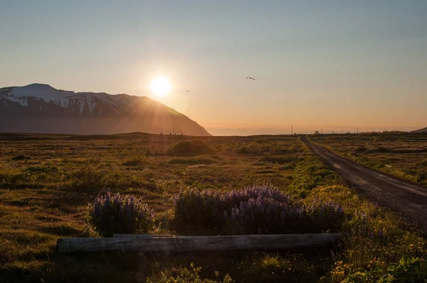 North Iceland'deki / daki bir dağın arkasında günbatımı — Stok fotoğraf