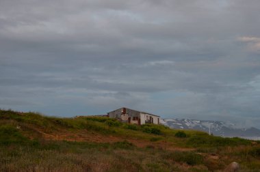 İzlanda'daki Hrisey Adası üzerinde bina terk