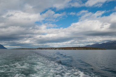 İzlanda'daki Hrisey ada bırakarak