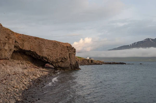 Rocher sur la côte de Hrisey en Islande — Photo