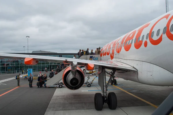 Copenhagen, Danimarka - Haziran 2012. Easyjet uçağı Co, yatılı