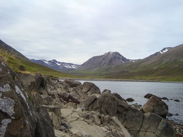 Obesatt fjord av thorgeirsfjordur i Island — Stockfoto