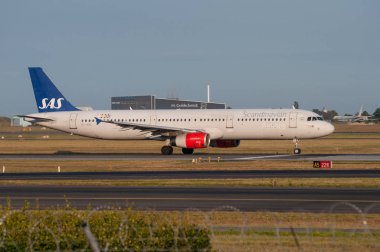 Kopenhag Havaalanı'na Danimarka-Temmuz 2013: Sas Airbus A321 kalkış
