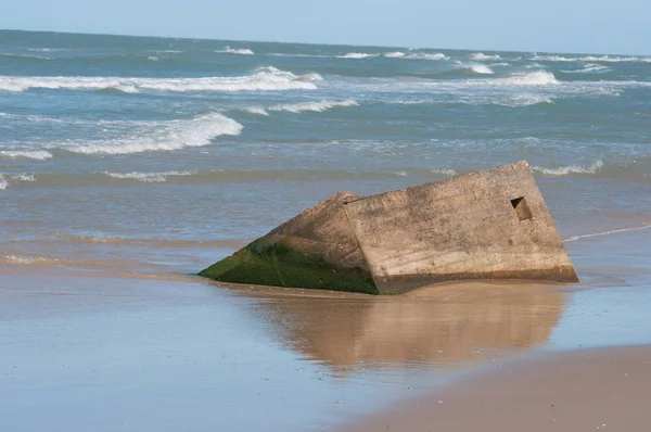 Viejo búnker en la playa en el norte de jutland en Dinamarca — Foto de Stock