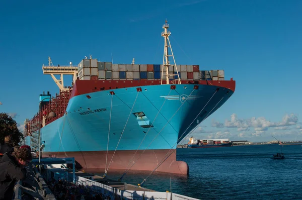 Kopenhagen - September 23 2013: containerschip majestueuze Maersk tentoongesteld in Langelinie pier in Kopenhagen — Stockfoto