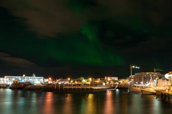 Aurora borealis i Reykjavik hamn i Island — Stockfoto
