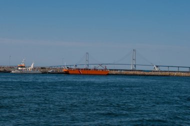 Mölnlycke liman ve Danimarka'da büyük kemer Köprüsü 
