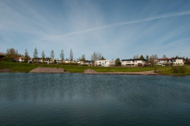 kasaba Akureyri İzlanda'daki nehirde Glera rezervuar