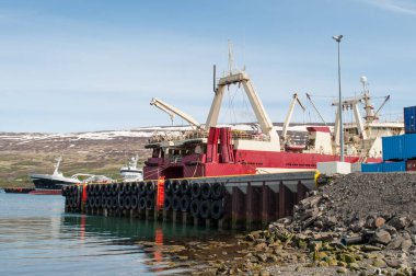 İzlanda Akureyri limanında gemilere Balık tutma